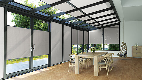 MHZ Wabenplissees im Wintergarten an Glasfronten und Glasdach, halbtransparent in Grau.