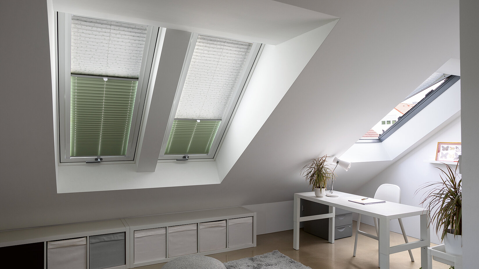 Duo-Plissee am Dachfenster über Schreibtisch