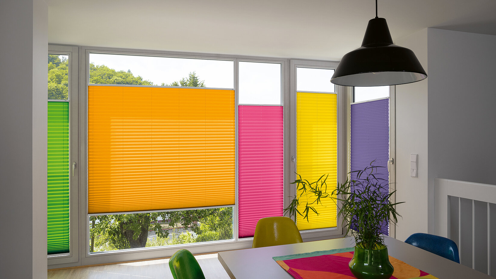 Bunte Plisses in fünf verschiedenen RAL-Farben