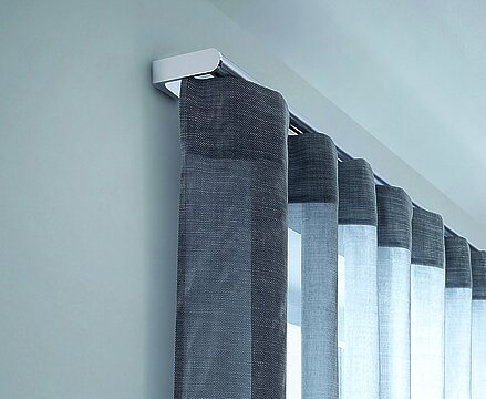 MHZ Vorhangstange „Lee“ in Weiss mit halbtransparentem Stoff in Grauverlauf, wandmontiert.
