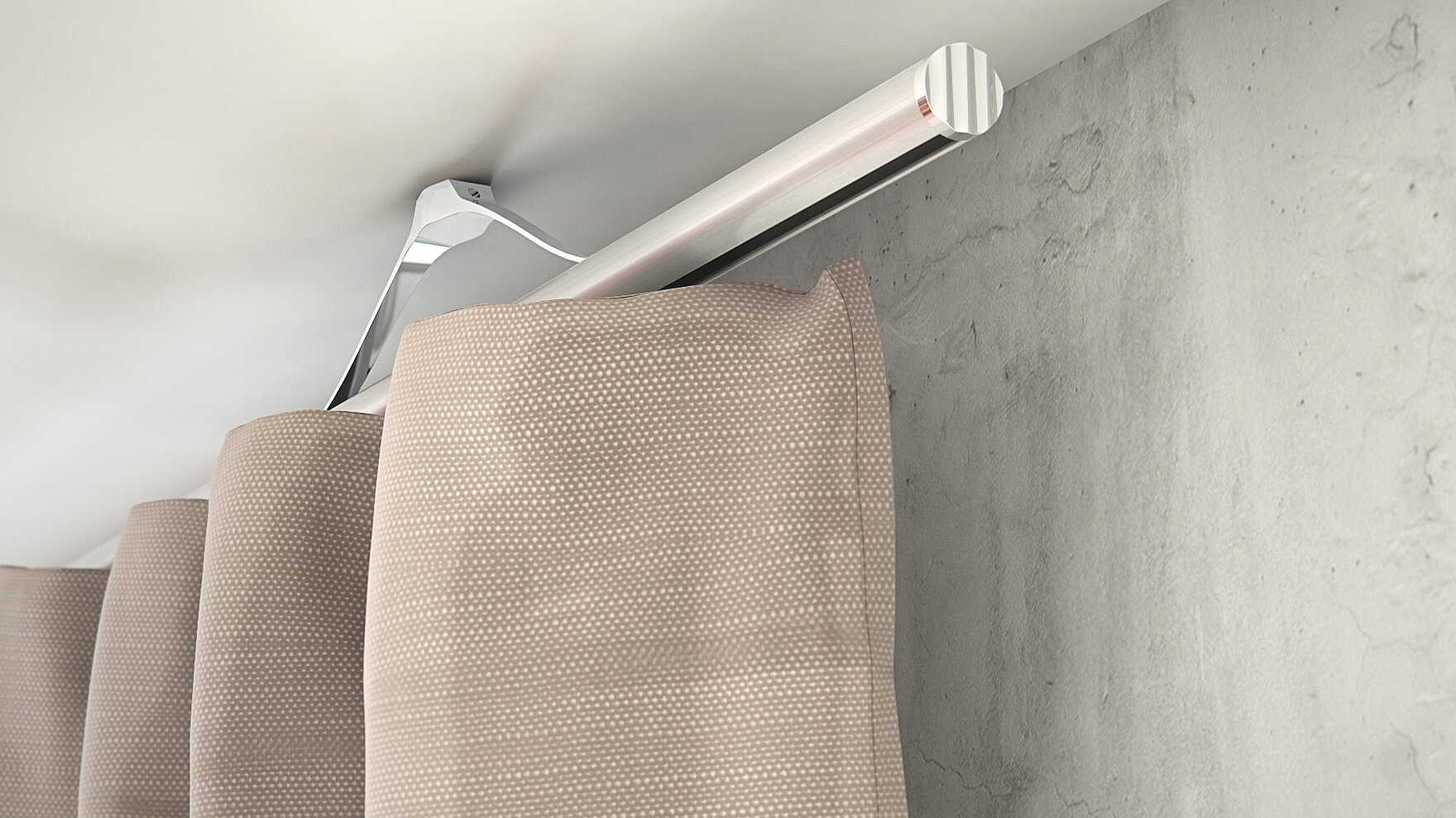 MHZ Vorhangstange „Novella“ in heller Aluminiumoptik, deckenmontiert mit beigefarbenen Stoffvorhängen vor Betonwand.