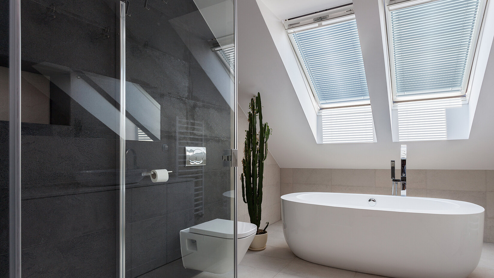 Jalousien am Dachfenster als Blendschutz im Badezimmer