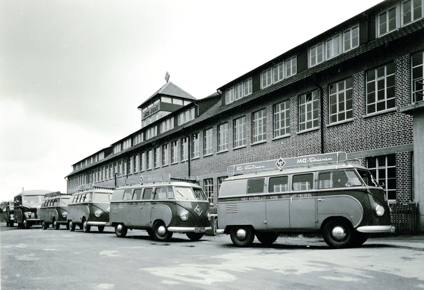 Schwarz-weiss Foto MHZ Werk mit VW-Bussen.