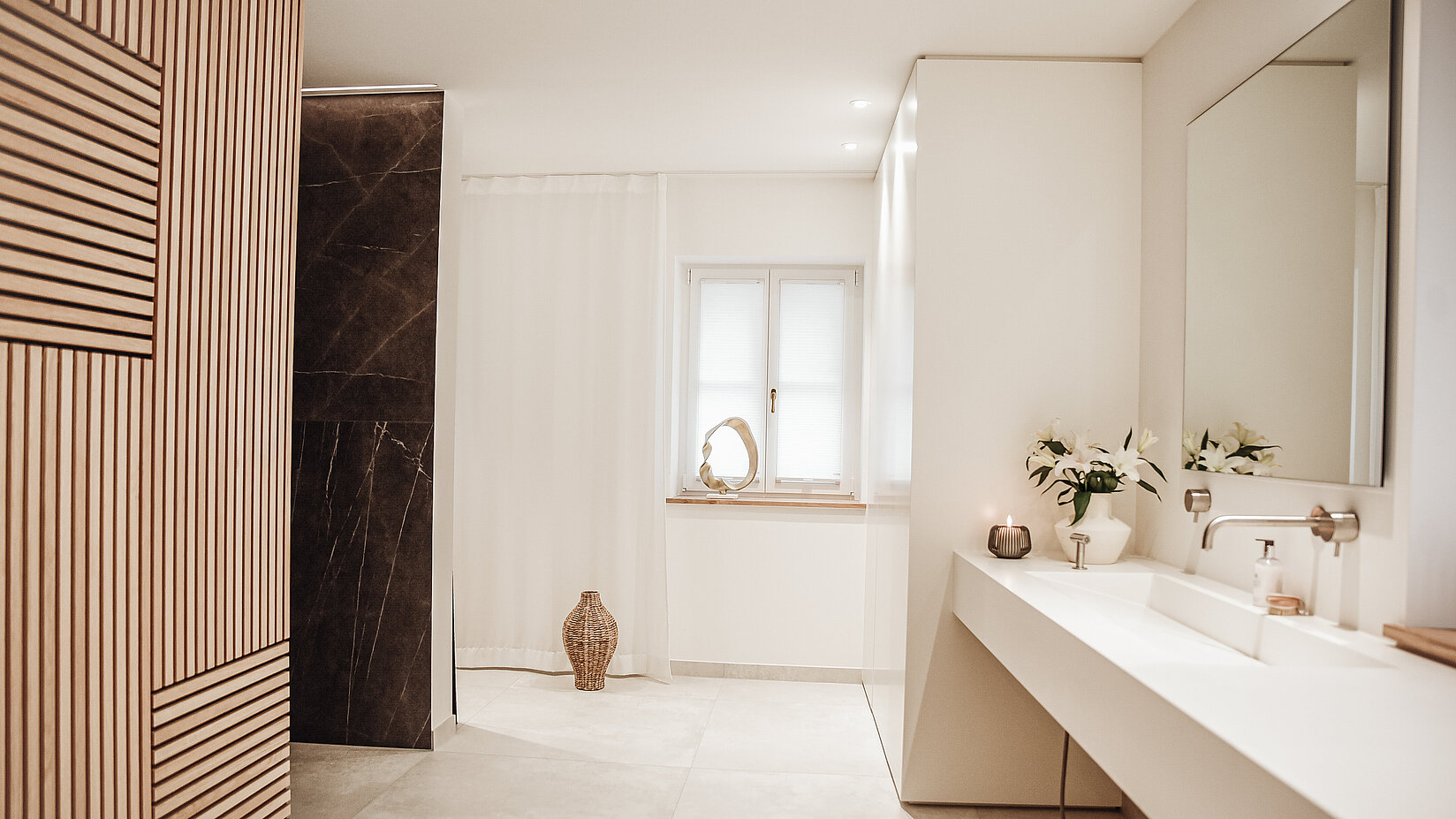 Plissees der Kooperation im Badezimmer