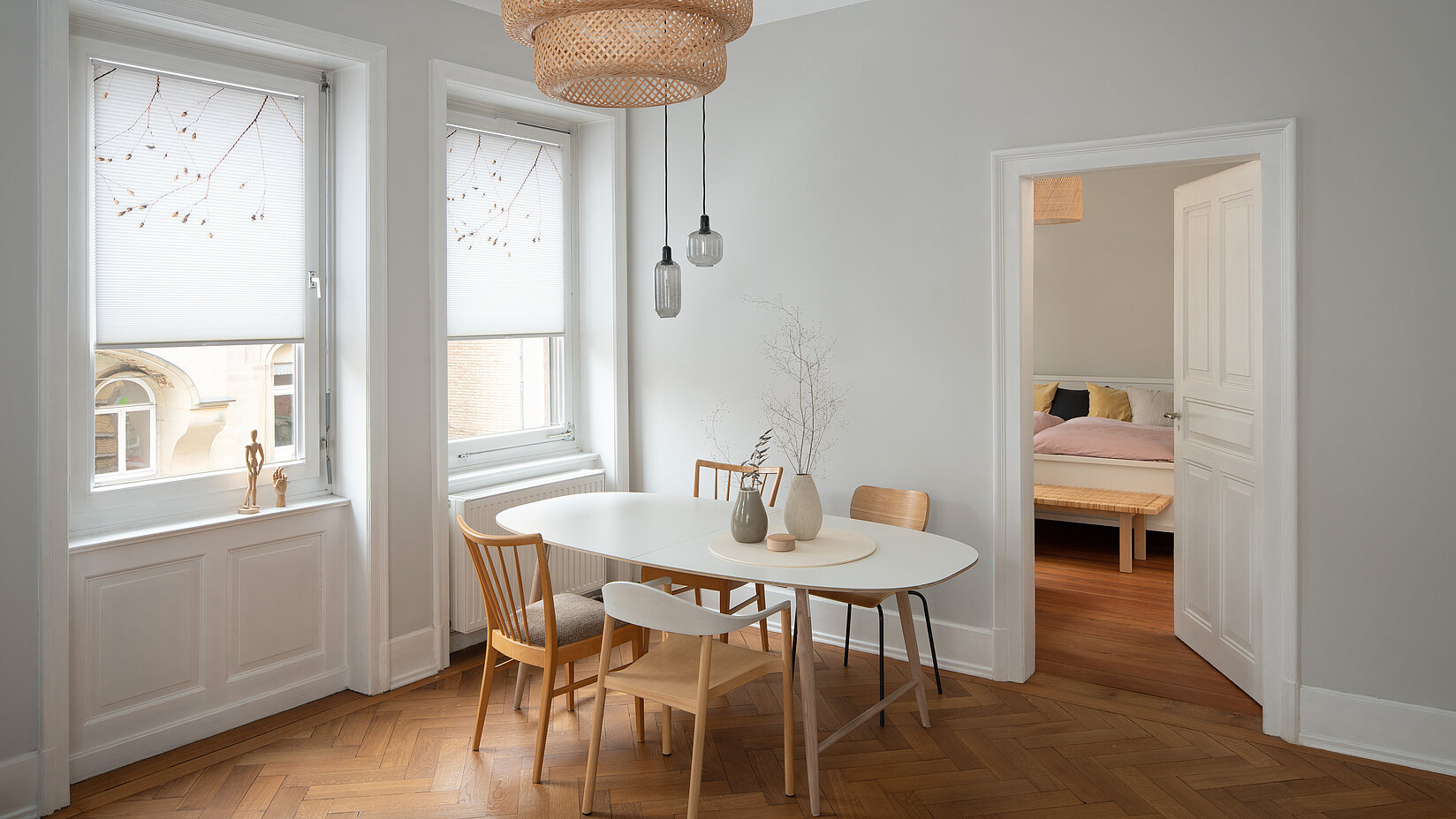Am Fenster befestigte Wabenplissees als Sichtschutz im Esszimmer