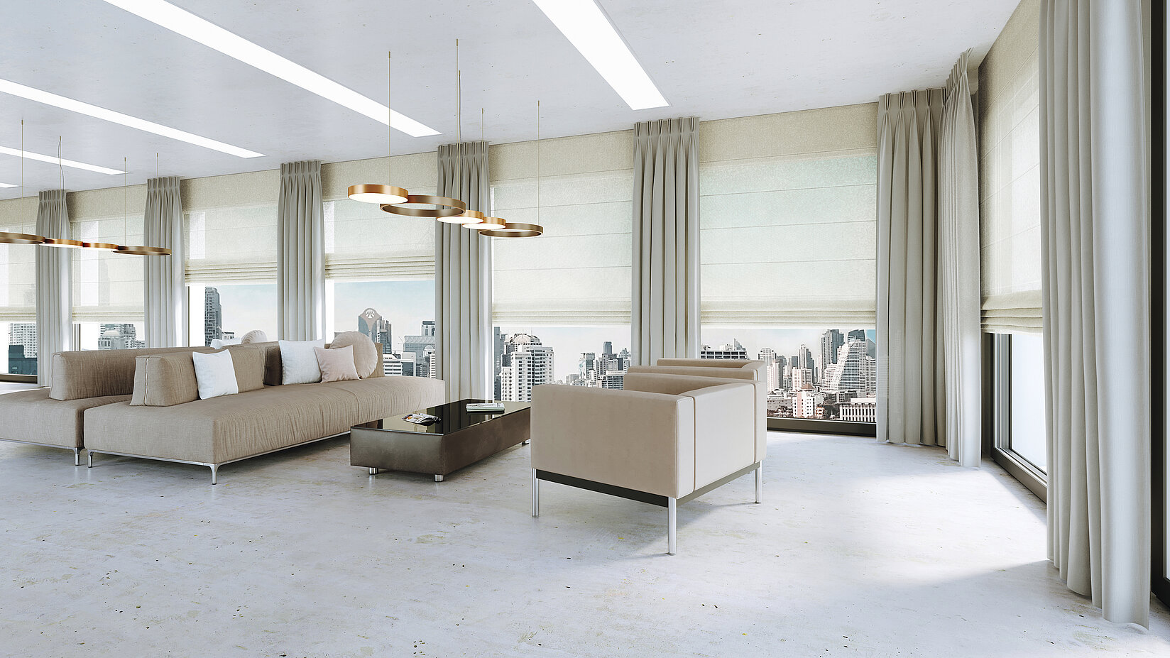 MHZ Raffrollos und Vorhänge in Beige-Creme vor bodentiefen Fenstern in einem modernen Luxus-Wohnzimmer.