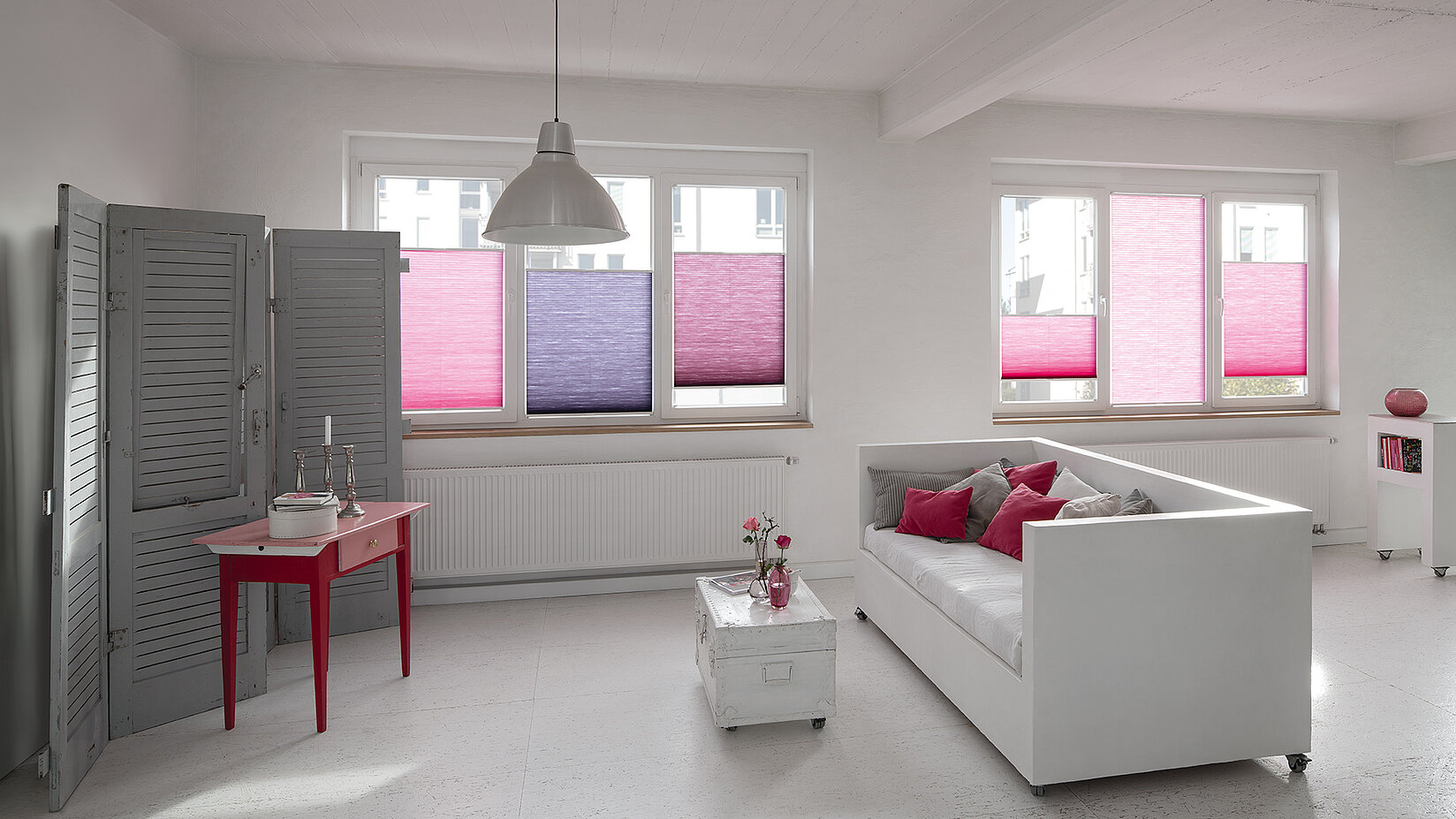 Wabenplissees in drei Farben im Wohnzimmer