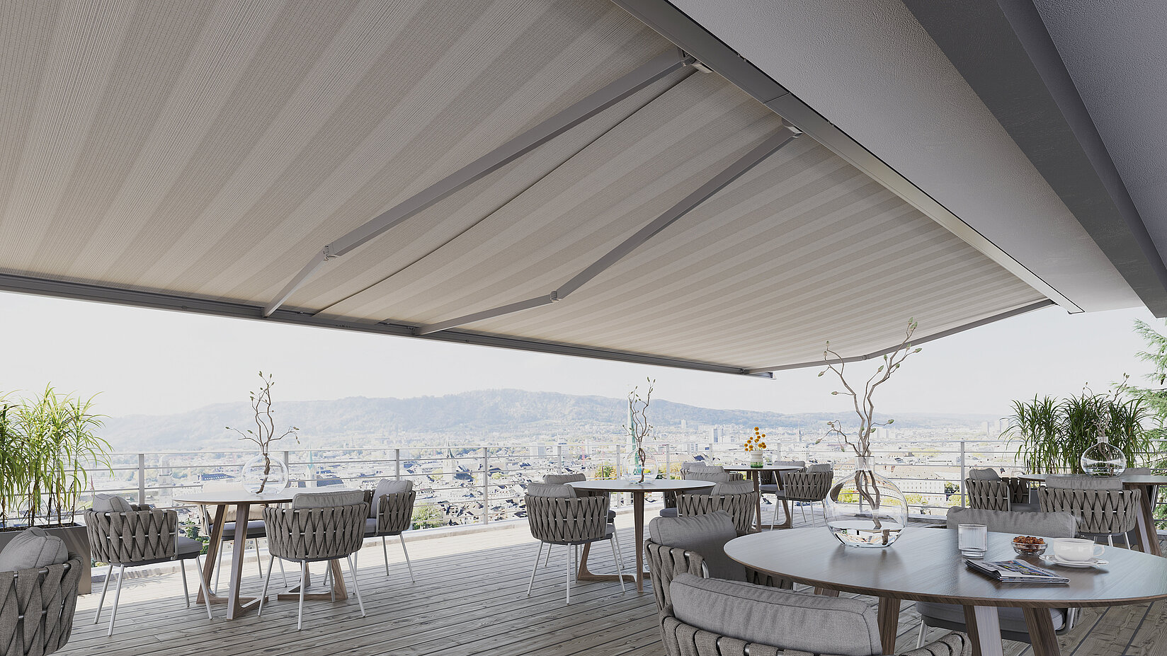 [Translate to Niederländisch:] gestreifte Terrassenmarkise mit mehreren Tischgruppen