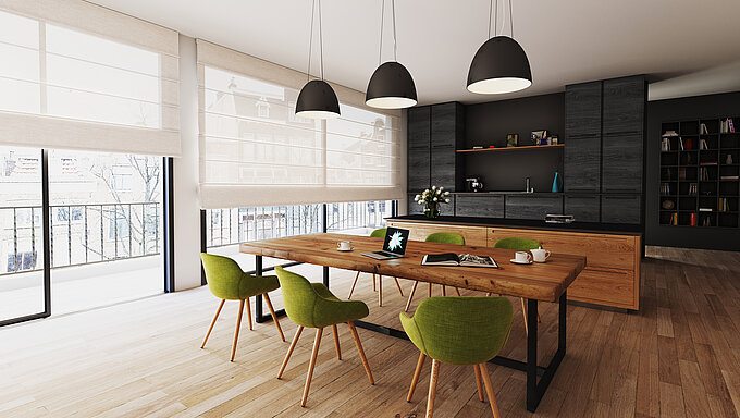 Modernes Esszimmer mit grossen Fenstern, halbtransparenten Raffrollos, Holztisch und grünen Designerstühlen, kombiniert mit einer offenen dunklen Küche.
