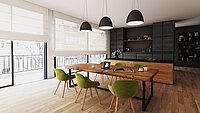 Modernes Esszimmer mit grossen Fenstern, halbtransparenten Raffrollos, Holztisch und grünen Designerstühlen, kombiniert mit einer offenen dunklen Küche.