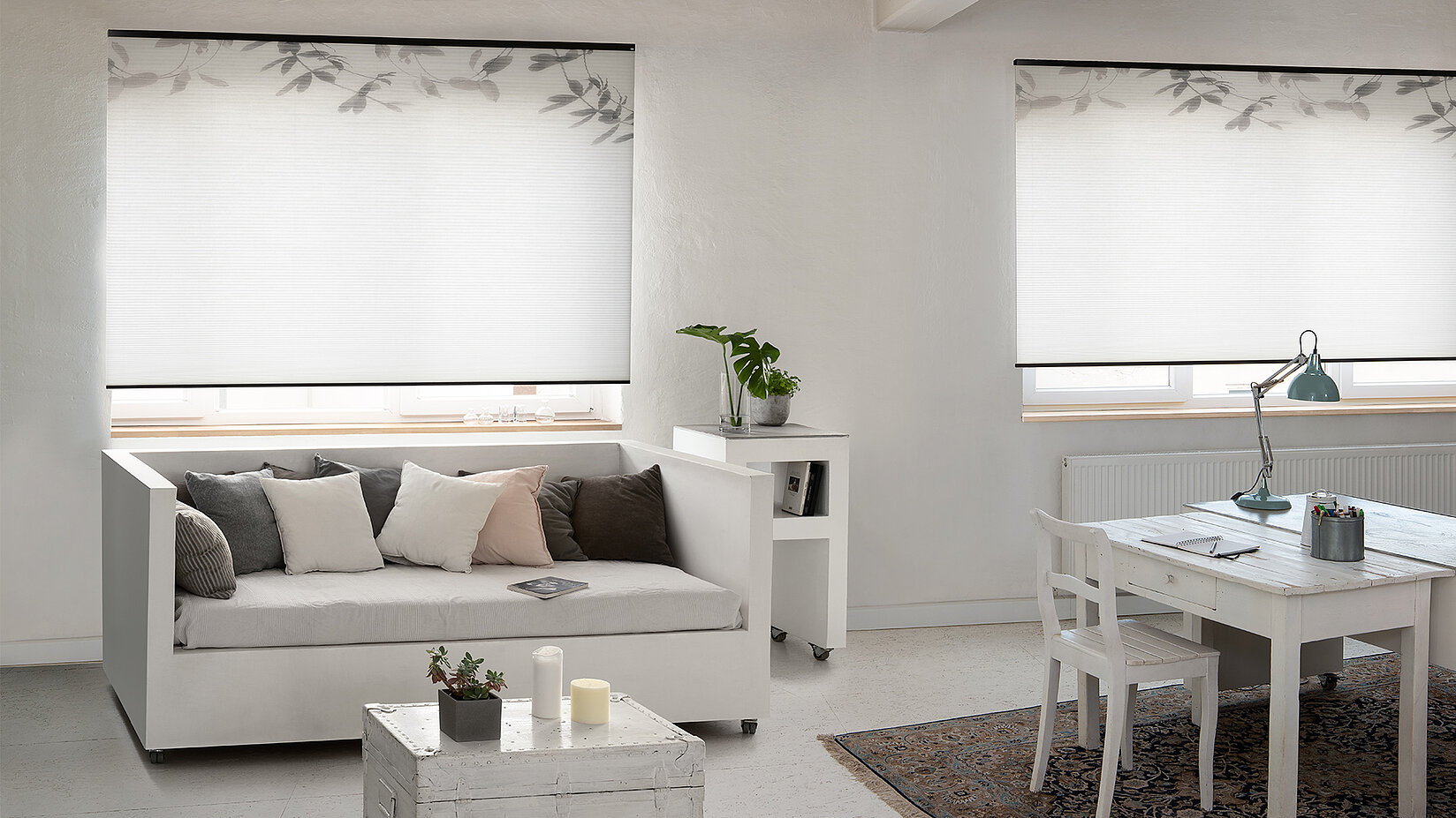 freihängendes Wabenplissee mit dezentem Muster an der Oberkarte passend zum Einrichtungsstil Shabby Chic