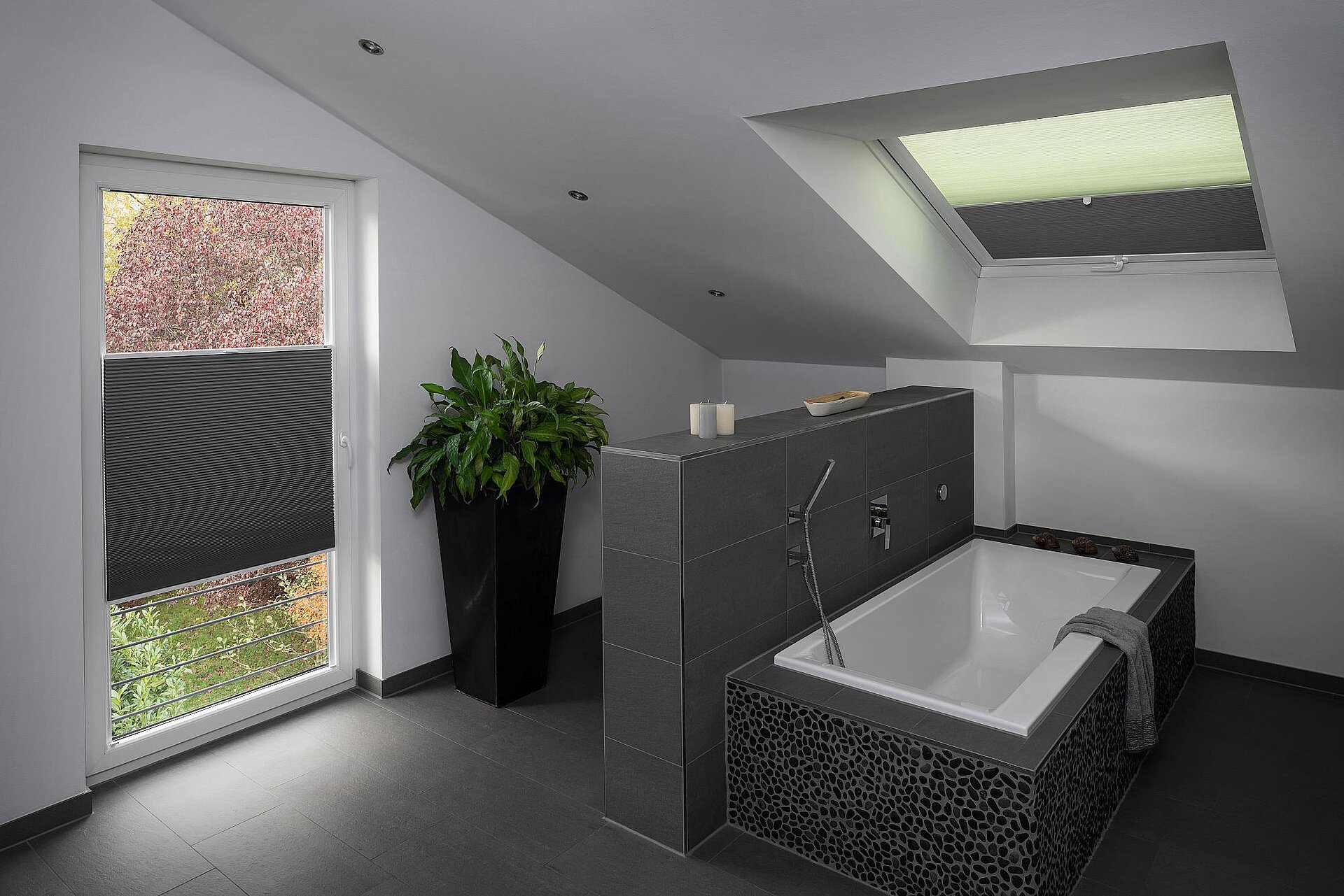 Wabenplissee am Dachfenster im Badezimmer