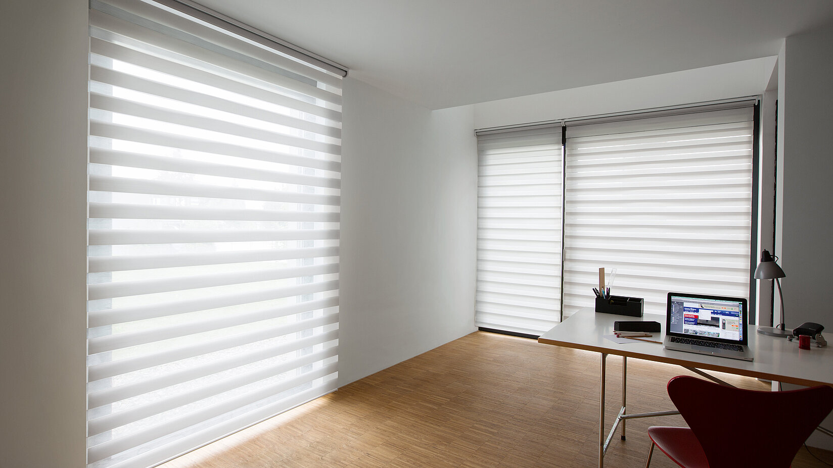 Helle Doppelrollos als Blendschutz im Arbeitszimmer