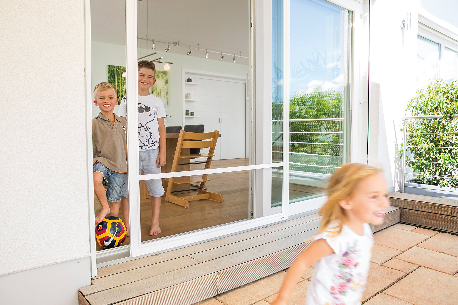 Weisser Insektenschutz an der Türe zur Terrasse