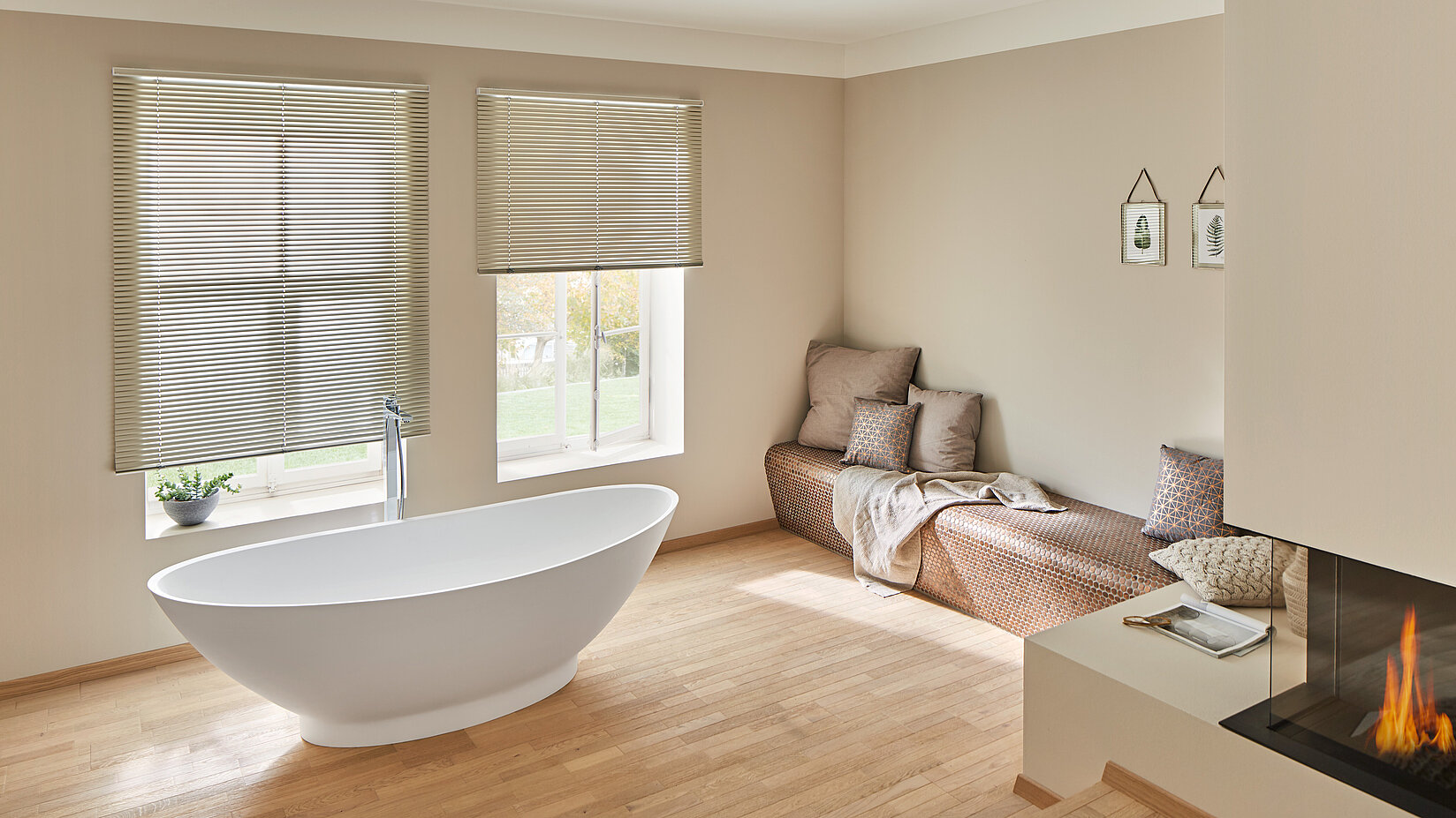 Jalousien an den Fenster im Badezimmer