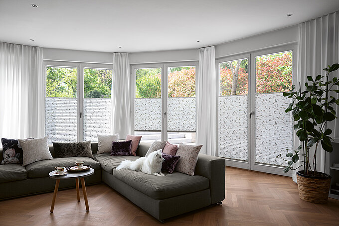 mhz-plissee-4813-Lavinia Wohnzimmer mit freiverschiebbaren Plissees mit kleinem Blumenmuster.