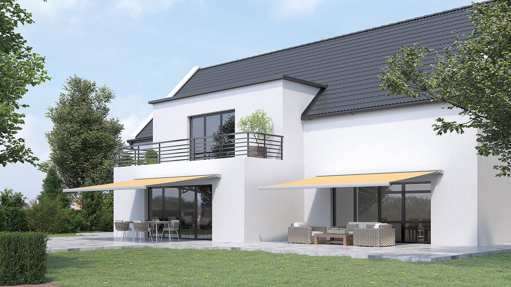 Sonnenschutz auf der Terrasse durch gelbe Markise am Haus