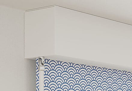 blau gemustertes Rollo in weisser Kassette an der Decke montiert