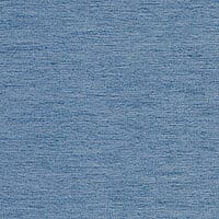 Nahaufnahme des nicht transparenten Stoffes SELENE in Jeans (3335) mit changierender Webstruktur – stilvolle, blickdichte Farbgebung für hochwertige Fensterdekorationen.