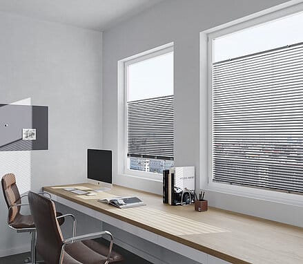 Jalousien als Blendschutz im Arbeitszimmer