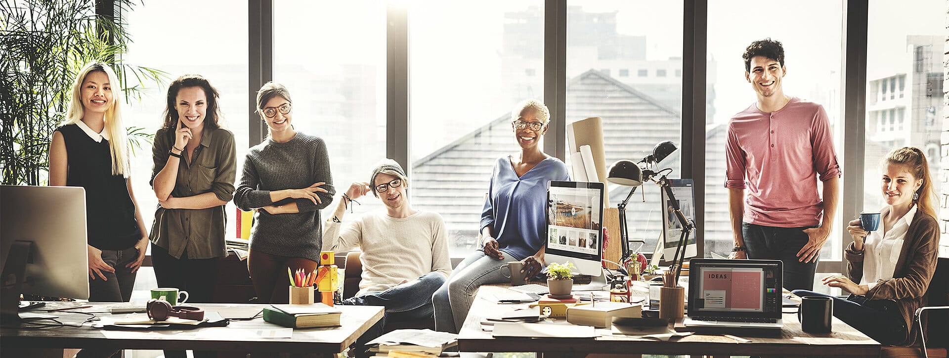 Sieben Personen als Team im Büro
