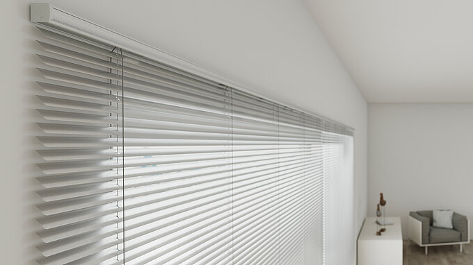 Detailansicht einer MHZ Jalousie mit klarer Oberschiene und horizontalen Lamellen an einer grossen Fensterfläche.