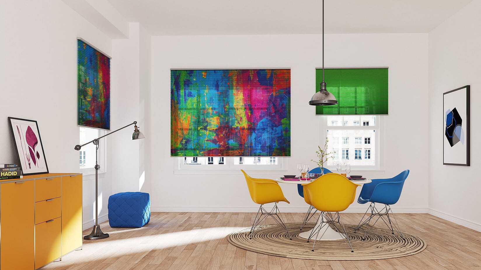Modernes Esszimmer mit gelben und blauen Akzenten und einem bunten Plissee im Stil von abstrakter Kunst.