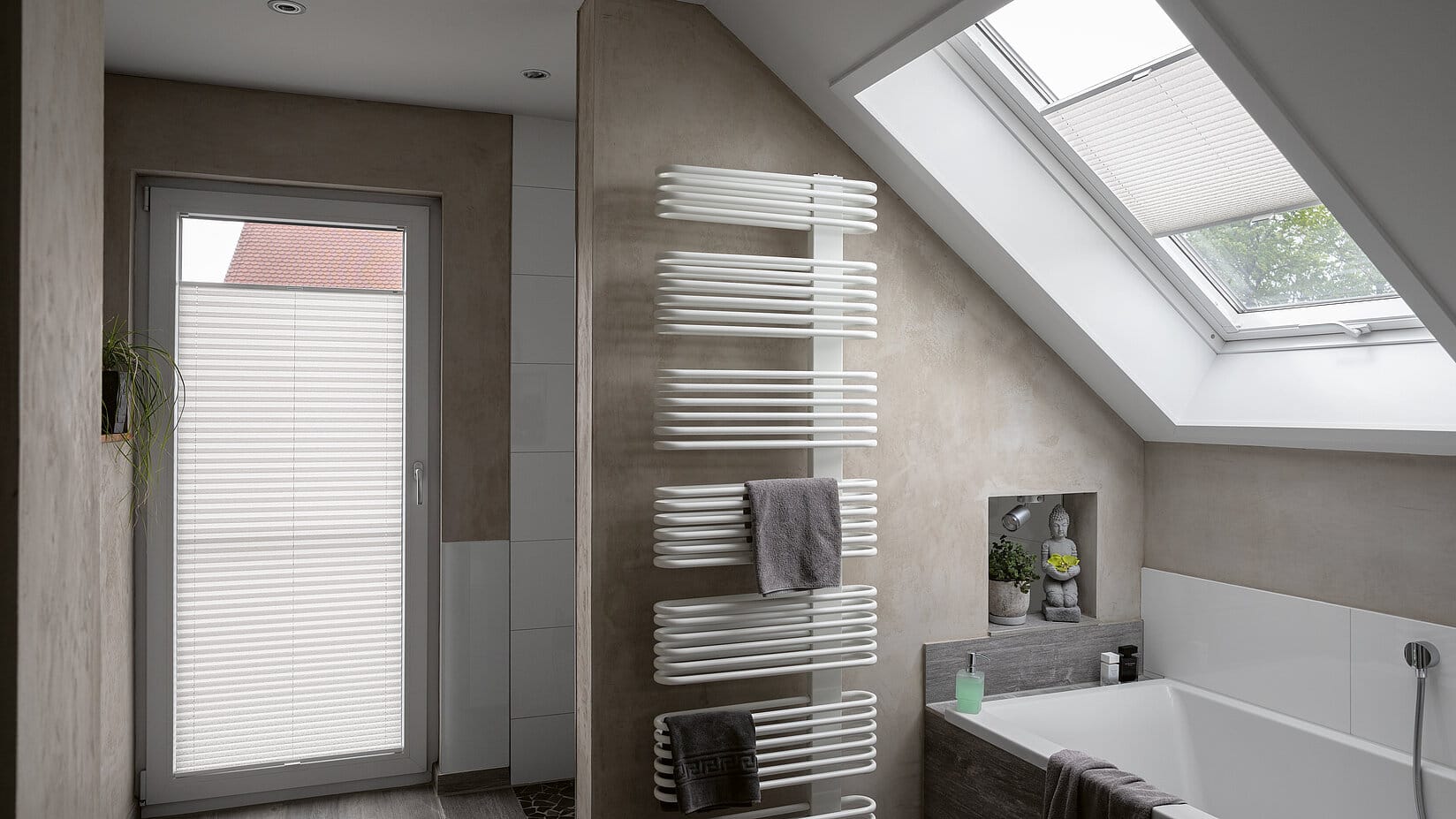 helle Plissees im Badezimmer an Dachfenster und Balkontür