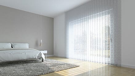 Helle Lamellenvorhänge im Schlafzimmer