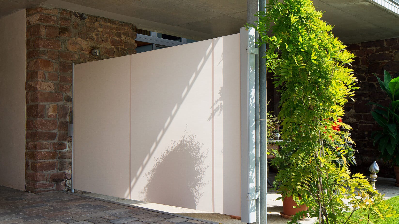 Sichtschutz auf der Terrasse durch die Seitemarkise Soleo