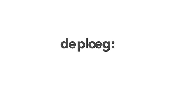 Schwarzes Logo „de ploeg:“ auf weissem Hintergrund in moderner, serifenloser Schrift.