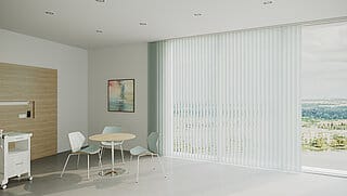 Helle Lamellenvorhänge an den Fenster als Sichtschutz