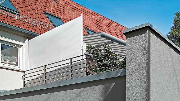 Balkon mit Seitenmarkise Saleo grau