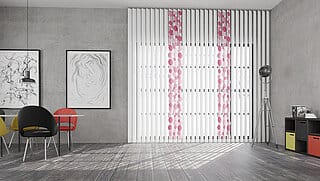 Lamellenvorhang DOTS in rot am Fenster im Wohnbereich