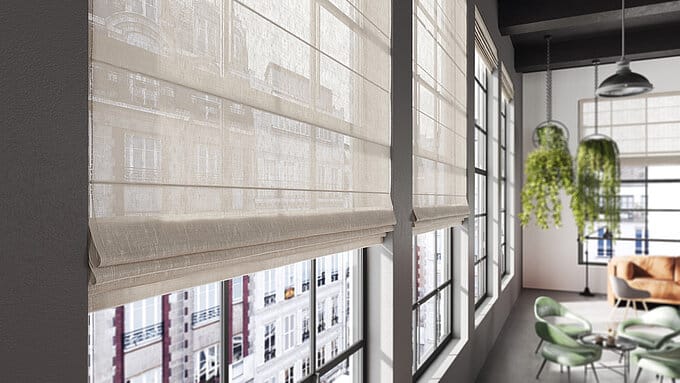 Helle, halbtransparente Raffrollos in einem modernen Loft mit grossen Fensterfronten und stilvollem Interieur.
