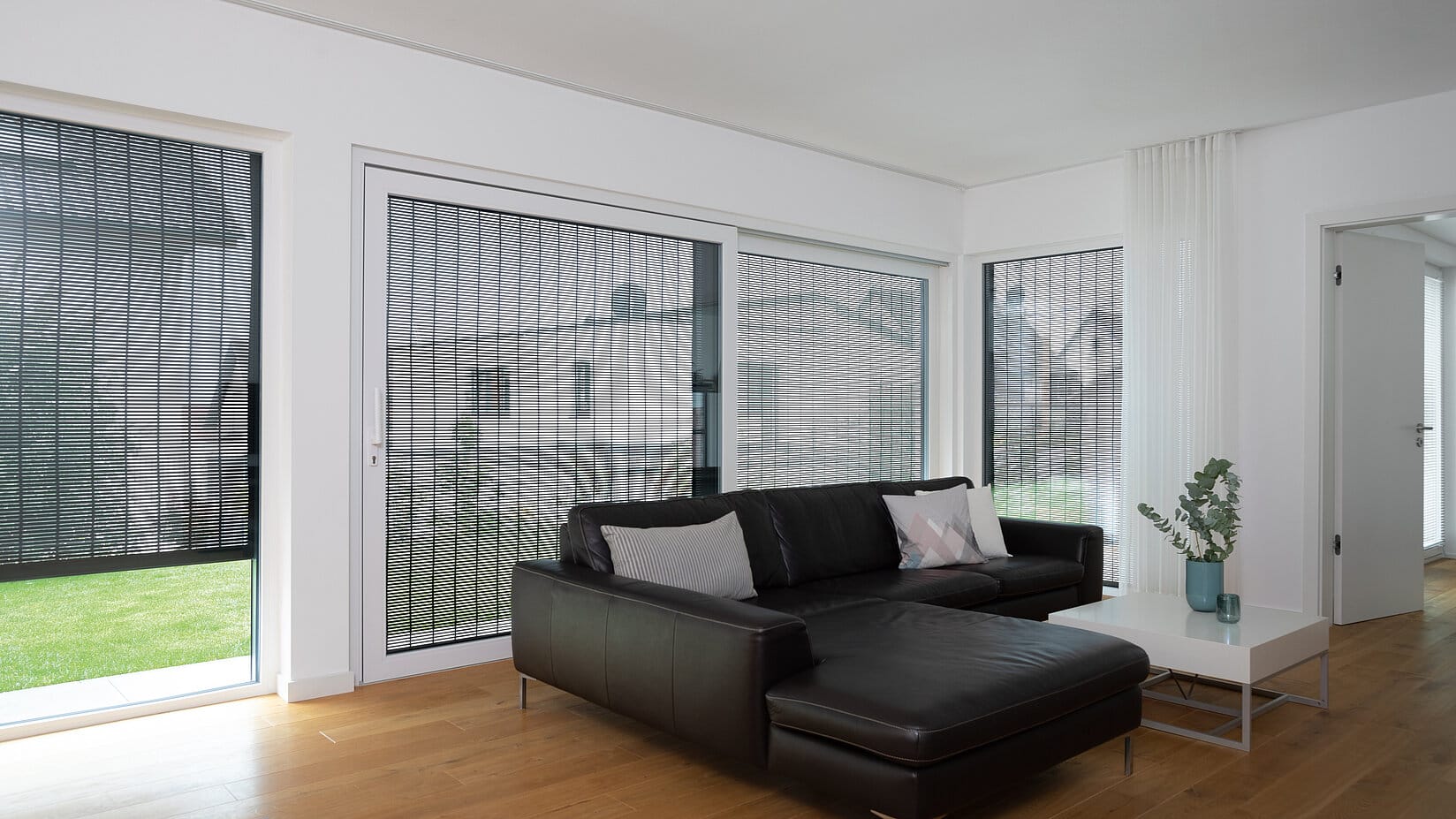 Metallbehänge von aussen an den Fenster im Wohnzimmer
