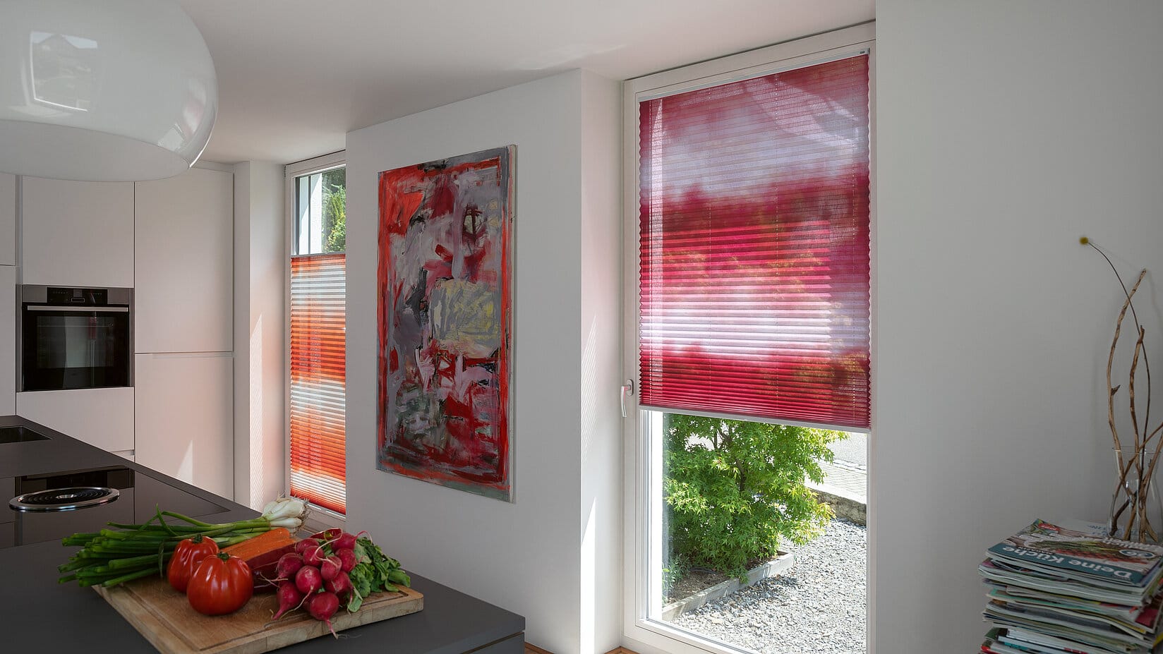 Senkrechte Plissees in Rot und Orange in einer Küche