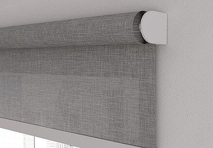 an der Wand montiertes Rollo mit silbernen abgerundeten Trägern und grauem Stoff