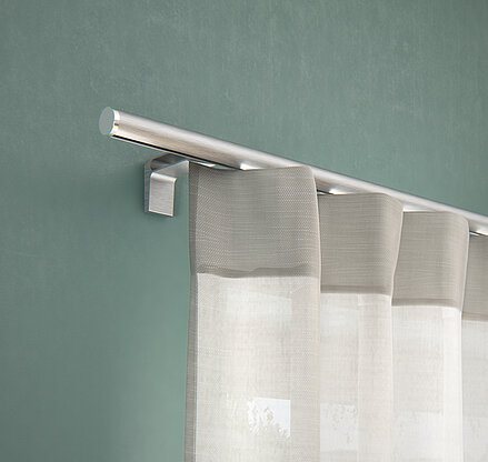 MHZ Vorhangstange „Snaeps Plan“ in Metalloptik mit halbtransparentem Vorhang in Beige-Grau.