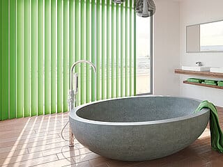 Lamellenvorhänge an den Fenster im Badezimmer