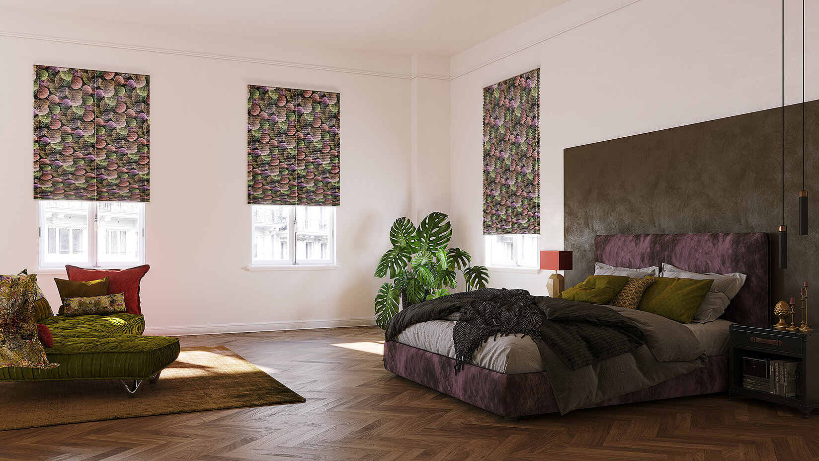 Schlafzimmer mit dunklen, floral gemusterten Plissees an drei Fenstern.