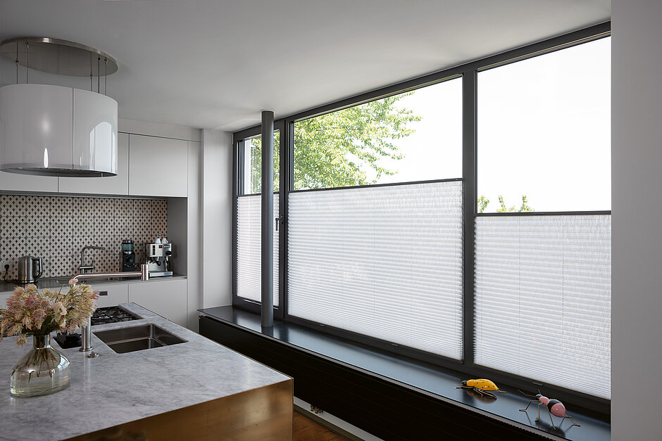 Helle Plissees an Fensterfront in einer Küche