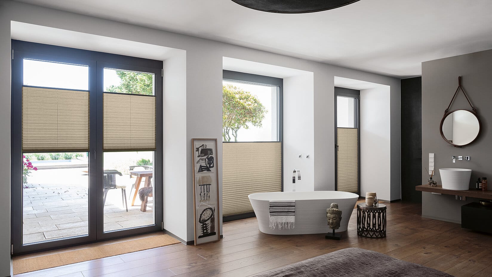 Sichtschutz im Badezimmer durch beige Plissees